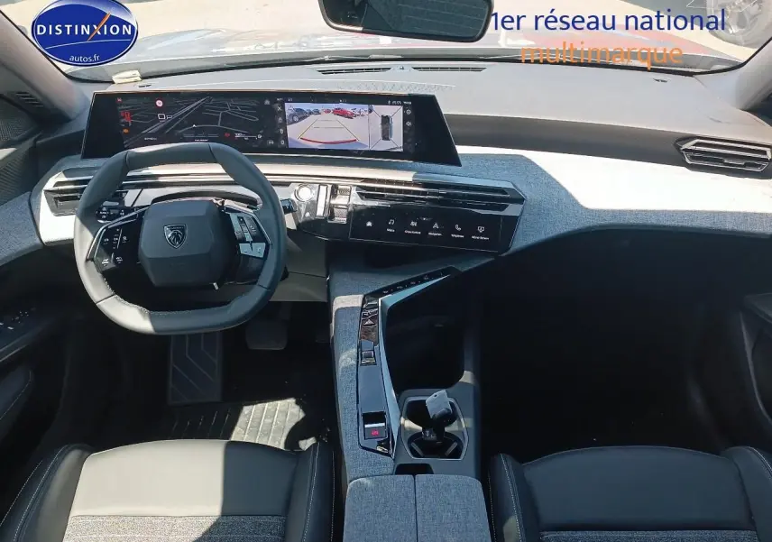 Vue intérieure avant du Peugeot 5008 Hybrid 145 allure e-dcs6 2025 avec tableau de bord numérique et volant cuir noir.