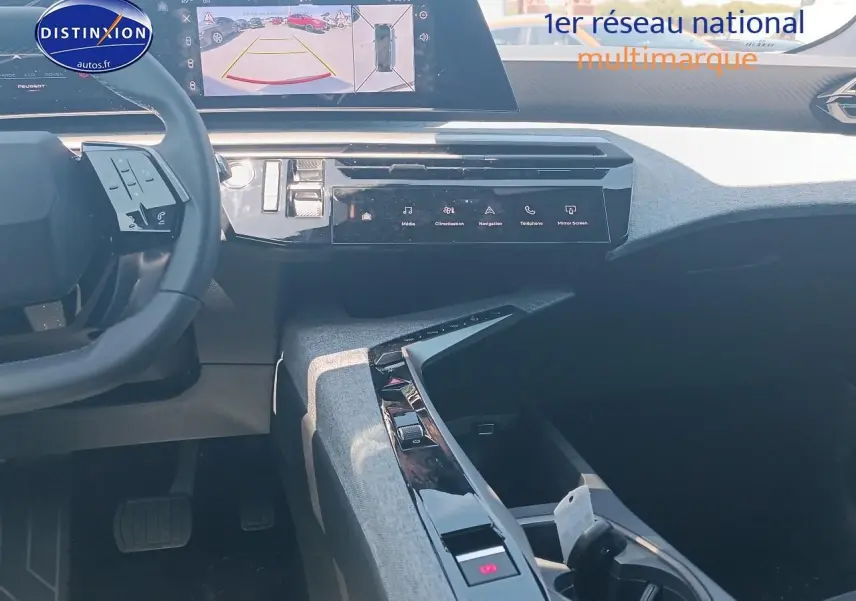Vue intérieure du tableau de bord et console centrale du Peugeot 5008 Hybrid 145 allure e-dcs6 avec écran tactile et volant multifonction.
