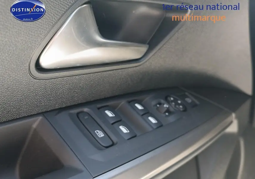 Gros plan sur la commande des vitres électriques côté conducteur du Peugeot 5008 gris Artense, avec poignée de porte intégrée.