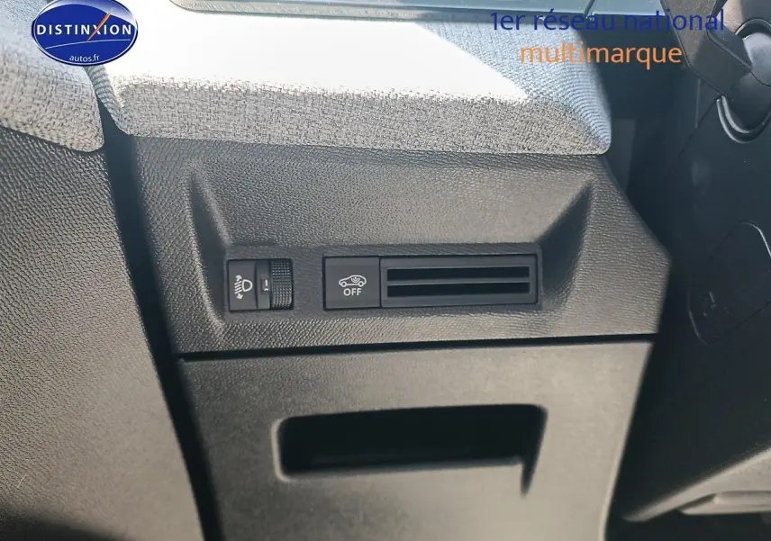 Détail du tableau de bord côté gauche avec commandes de phares et ventilation du Peugeot 5008 gris Artense 2025 Hybrid 145 allure.