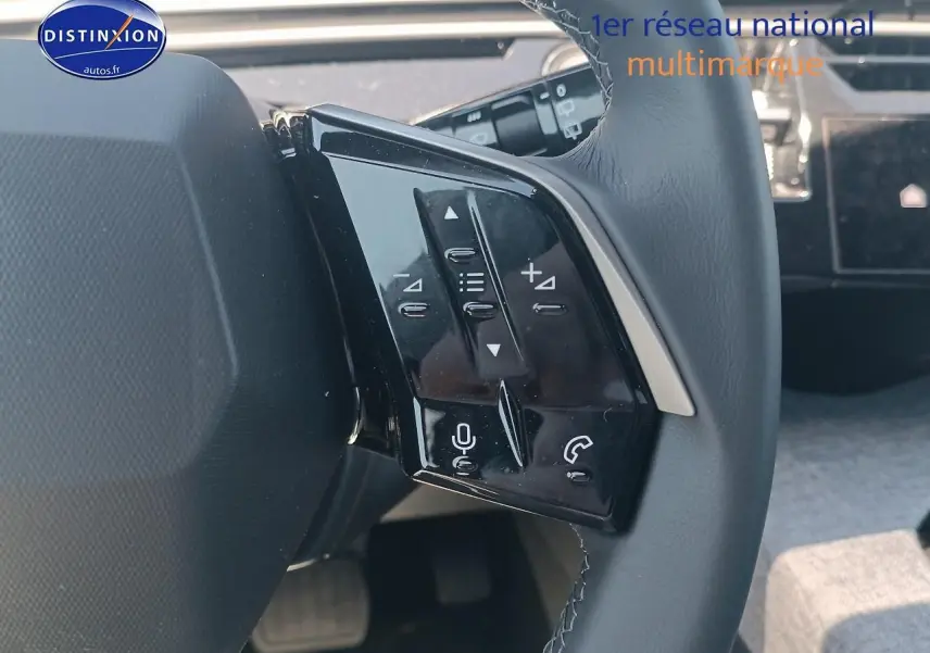 Gros plan sur les commandes vocales et audio au volant cuir noir du Peugeot 5008 Hybrid 145 allure e-dcs6 2025.