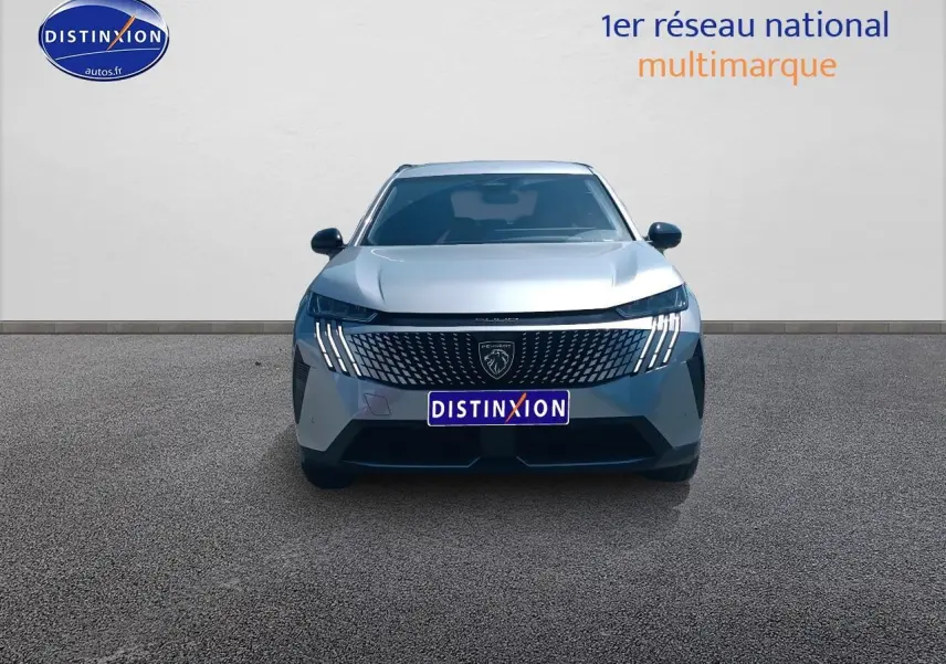 Vue frontale d'un Peugeot 5008 Hybrid 145 allure e-dcs6 gris artense avec calandre distinctive et phares LED.