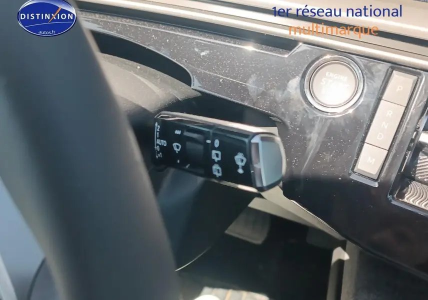 Détail du tableau de bord du Peugeot 5008 Hybrid 145 allure e-dcs6 2025, montrant la commande d’essuie-glace et le bouton start.