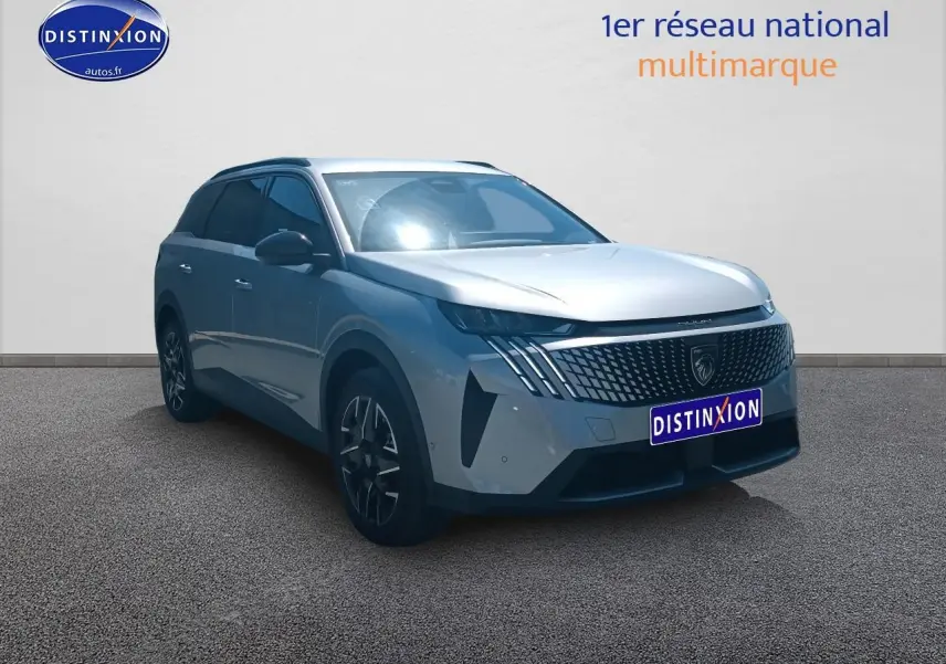 Peugeot 5008 Hybrid gris Artense en 3/4 avant droit, avec calandre distinctive et jantes alliage noires.