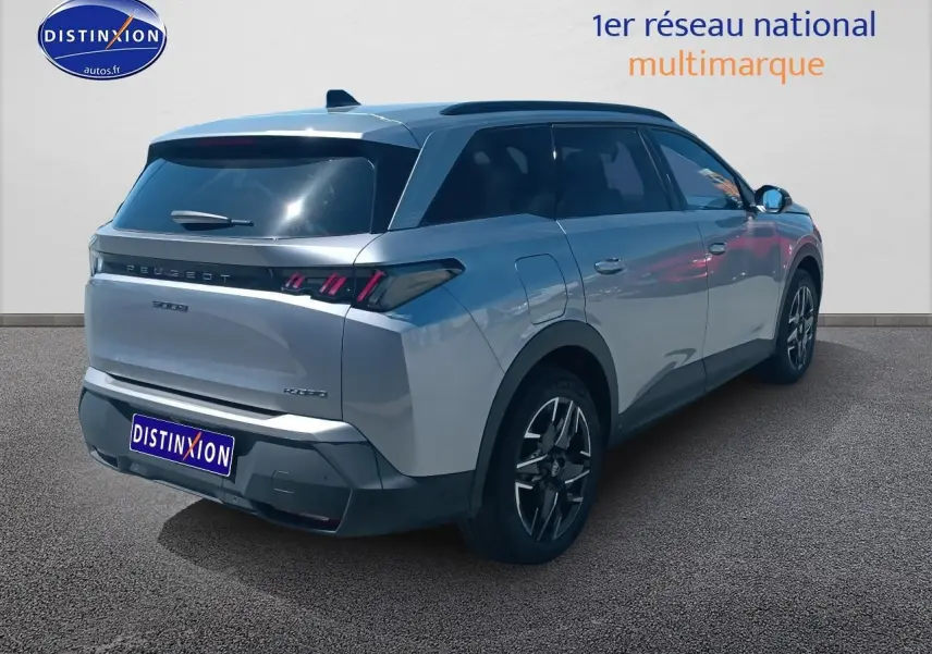 Vue 3/4 arrière droite d’un Peugeot 5008 Hybrid 145 allure gris artense avec feux arrière LED et jantes alu.