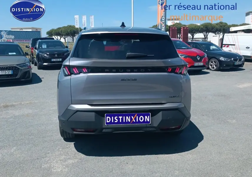 Vue arrière d'un Peugeot 5008 gris Artense avec feux LED caractéristiques et lunette arrière surteintée.