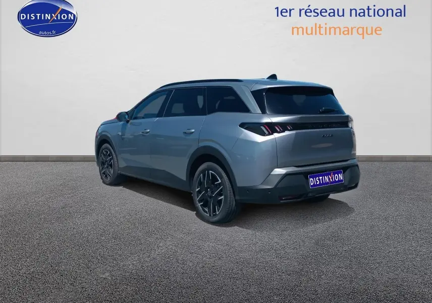 Peugeot 5008 Hybrid 145 allure gris artense, vue 3/4 arrière droit avec jantes alu noires.