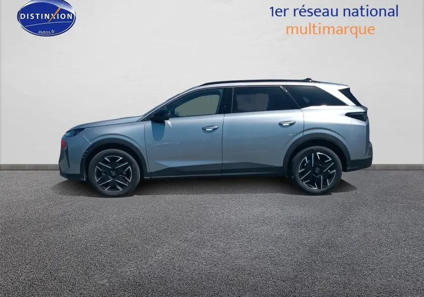 Vue de profil côté gauche d'un Peugeot 5008 Hybrid 145 allure e-dcs6 gris artense avec jantes alu noires.