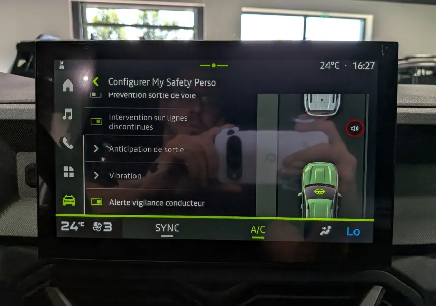 Écran tactile intérieur du Dacia Bigster 2026 affichant les options d'assistance à la conduite avec vue 360° du véhicule.