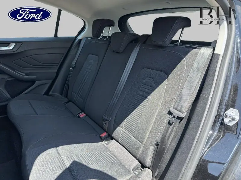 Vue intérieure côté droit des sièges arrière noirs tissu de la Ford Focus 1.0 Flexifuel 2021 avec ceinture de sécurité visible.