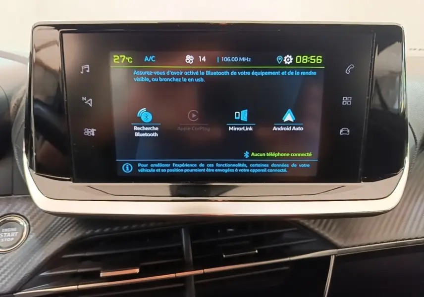 Écran tactile central du tableau de bord de la Peugeot E-2008 électrique Active Pack 2023 affichant les options Bluetooth et Android Auto.