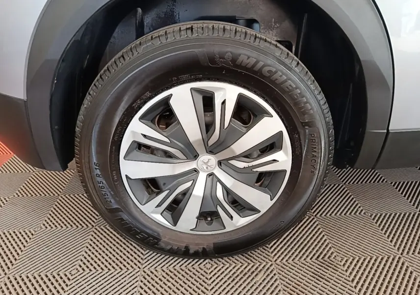 Gros plan sur la roue avant droite gris clair du Peugeot E-2008 électrique avec jante alliage et pneu Michelin.
