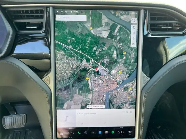 Vue rapprochée de l'écran tactile central affichant la navigation dans l'habitacle gris du Tesla Model X 2019.