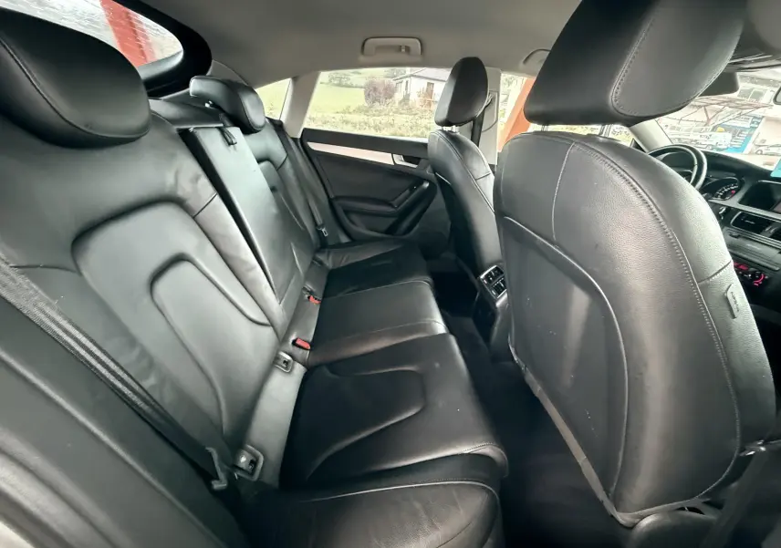 Vue intérieure arrière de l'Audi A5 2011 montrant les sièges en cuir noir et l'espace passager côté droit.