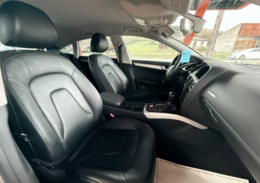 Intérieur noir cuir de l'Audi A5 2011, vue côté droit montrant sièges avant et tableau de bord.