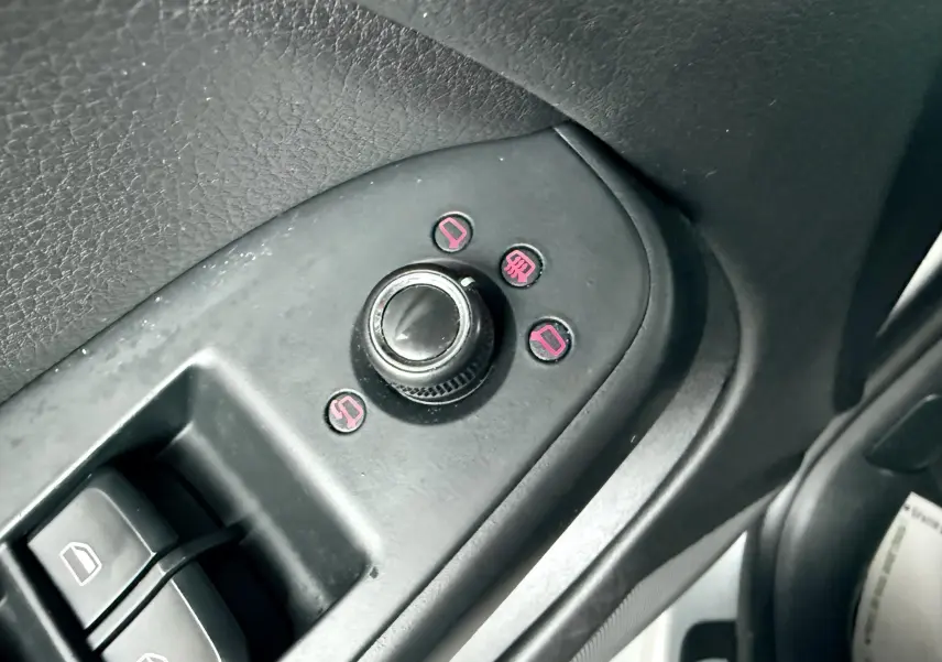 Commande des rétroviseurs et des vitres électriques côté conducteur de l'Audi A5 Sportback gris de 2011.