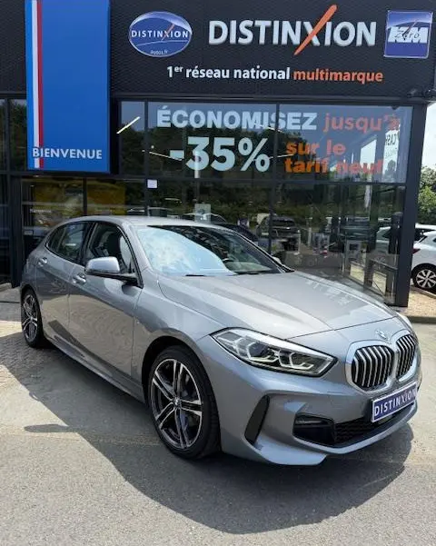 BMW Série 1 118d Edition Sport gris foncé vue 3/4 avant avec calandre double haricot et jantes alliage.