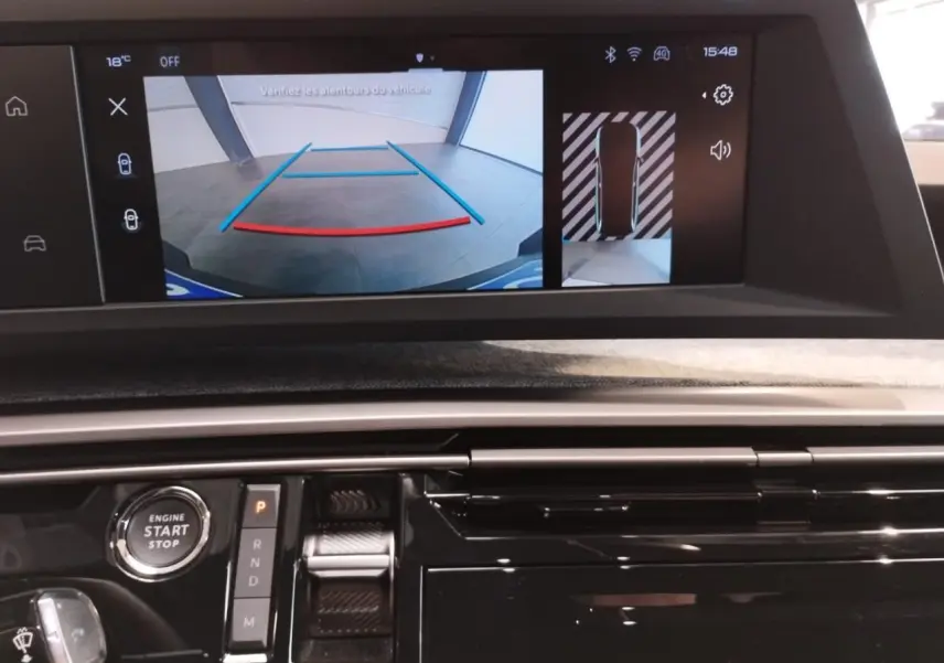 Écran central du Peugeot 5008 bleu Ingaro montrant la caméra de recul et la vue 360° intérieure.