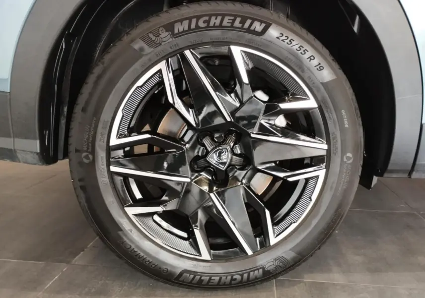 Gros plan sur la jante alliage 19'' diamantée noire et brillante du Peugeot 5008 Bleu Ingaro, avec pneu Michelin visible.