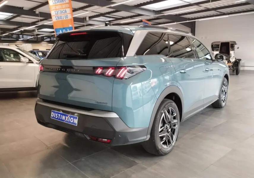Vue 3/4 arrière droite du Peugeot 5008 bleu Ingaro avec feux arrière à LED 3 griffes et jantes alliage 19 pouces.