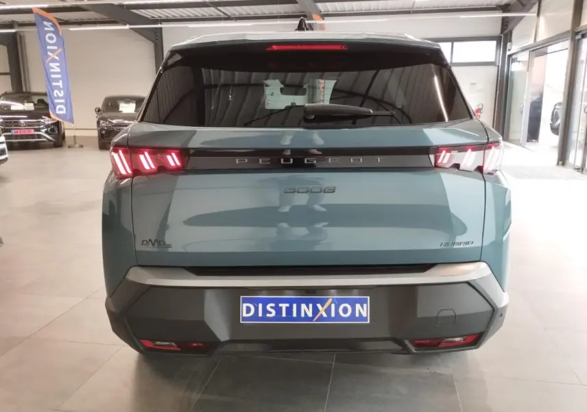 Vue arrière d'un Peugeot 5008 bleu Ingaro avec feux arrière LED 3 griffes et bandeau noir laqué portant le logo Peugeot.