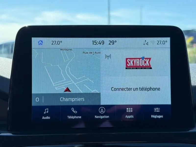Écran tactile central du Ford Kuga 2024 affichant la navigation et l'option de connexion téléphone.