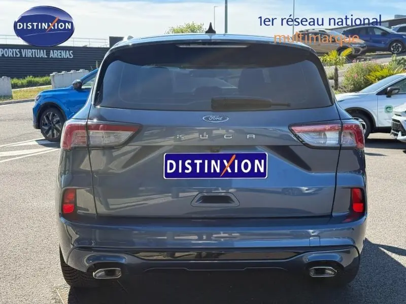 Vue arrière d'un Ford Kuga bleu Abysse 2024 avec double sortie d'échappement et feux arrière LED.
