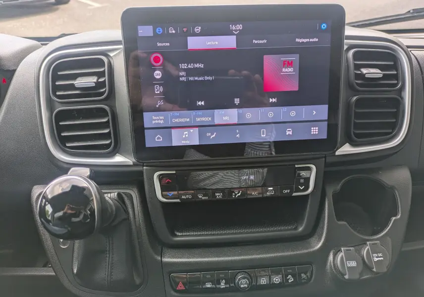 Vue rapprochée de la console centrale du Fiat Ducato Fourgon 2025, avec écran tactile et commandes climatisation visibles.
