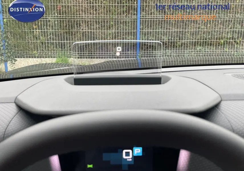 Vue intérieure centrée sur le tableau de bord et le volant d'une Citroën C4 2024, avec affichage tête haute transparent.