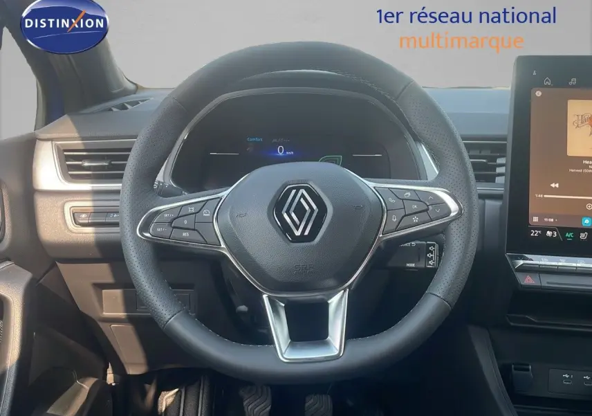 Vue rapprochée du volant noir du Renault Captur 2025 avec commandes intégrées et tableau de bord numérique.