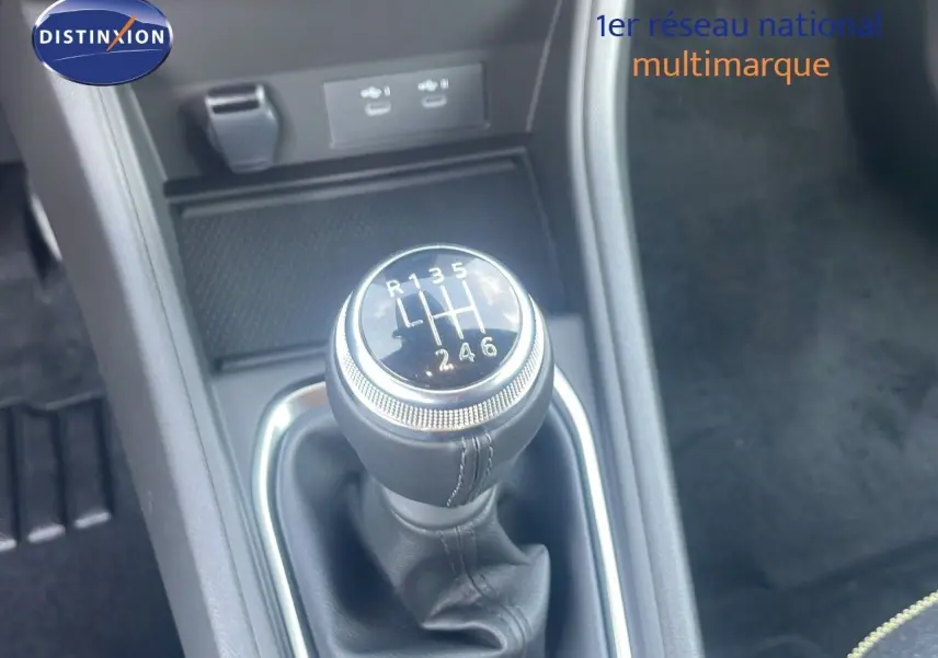 Gros plan sur le levier de vitesse manuel du Renault Captur bleu Iron Metal, mettant en valeur la boîte 6 rapports.
