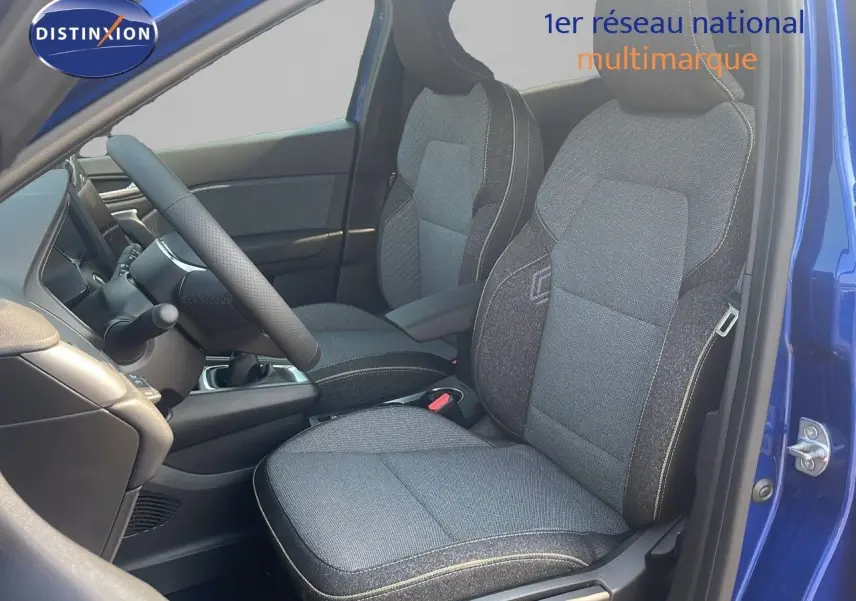 Vue intérieure côté conducteur du Renault Captur bleu Iron Metal 2025, sièges tissu gris avec surpiqûres claires.