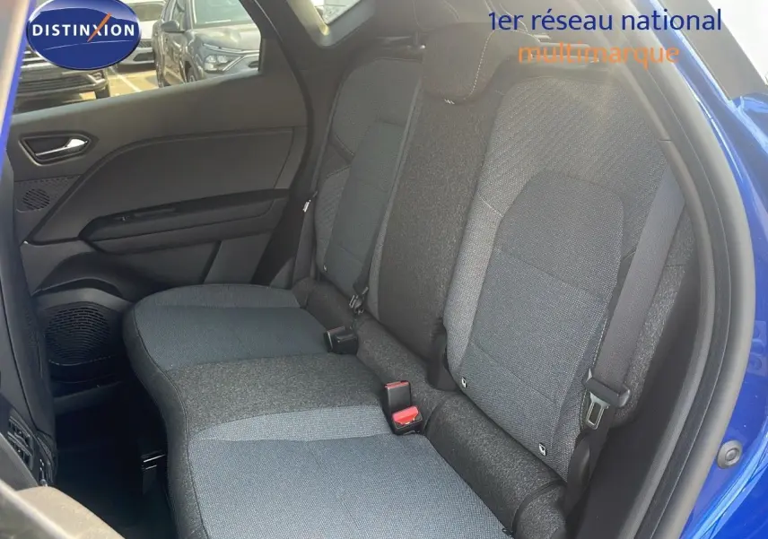 Vue intérieure côté gauche sur les sièges arrière gris du Renault Captur bleu Iron Metal 2025.