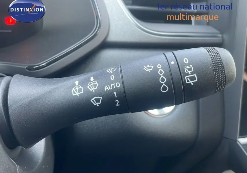 Le commodo d'essuie-glace du Renault Captur 2025, avec pictogrammes blancs sur fond noir, en gros plan intérieur.
