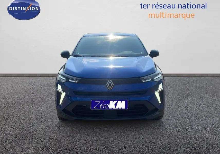 Vue frontale d'un Renault Captur bleu Iron Metal 2025 avec feux LED allumés et logo Renault bien visible.
