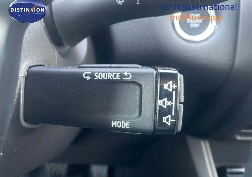 Gros plan sur la commande au volant du Renault Captur 2025, mettant en valeur les boutons source et mode.
