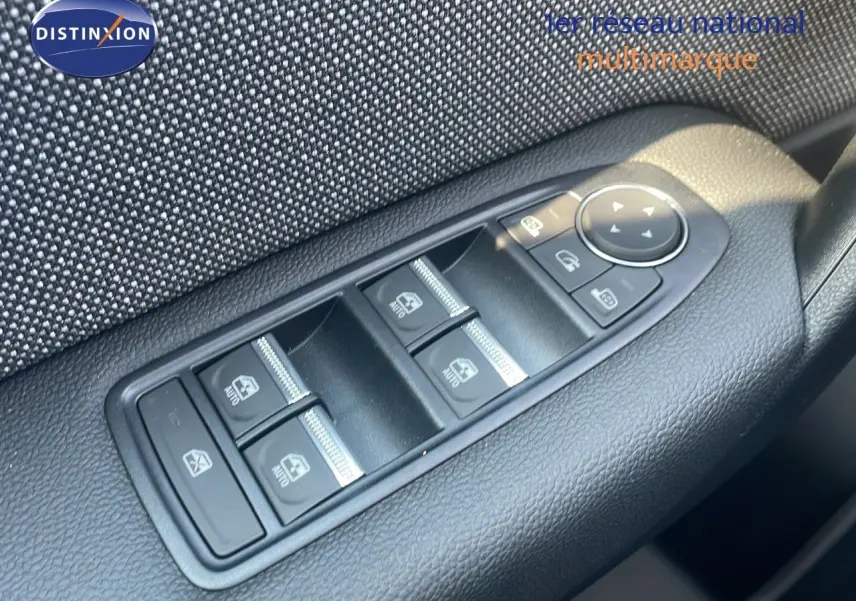 Commande des vitres électriques et réglage des rétroviseurs sur la porte côté conducteur d'un Renault Captur bleu Iron Metal 2025.