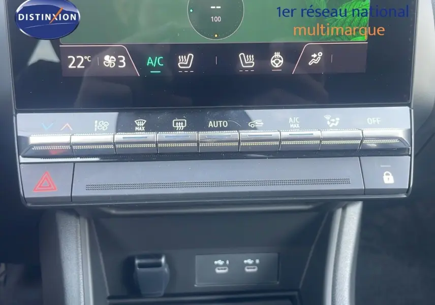 Tableau de bord du Renault Captur 2025 bleu Iron Metal, vue rapprochée sur la console centrale et commandes climatisation.