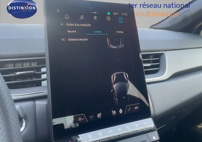Écran tactile central du tableau de bord du Renault Captur Bleu Iron Metal, affichant les aides à la conduite.