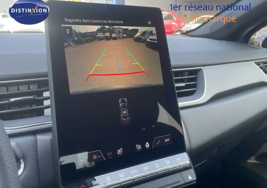 Vue intérieure du tableau de bord du Renault Captur 2025 bleu Iron Metal, écran tactile affichant la caméra de recul.