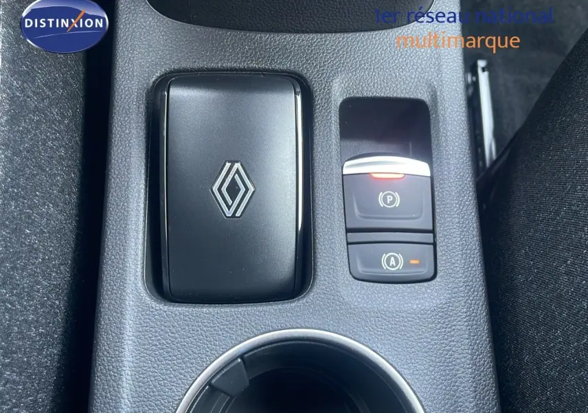 Gros plan sur la console centrale du Renault Captur 2025 avec logo Renault et commandes électroniques.
