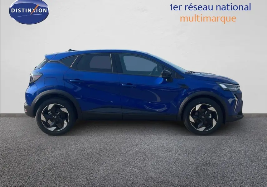 Profil côté gauche du Renault Captur 2025 bleu Iron Metal, version Mild Hybrid 140ch avec jantes bi-ton distinctives.