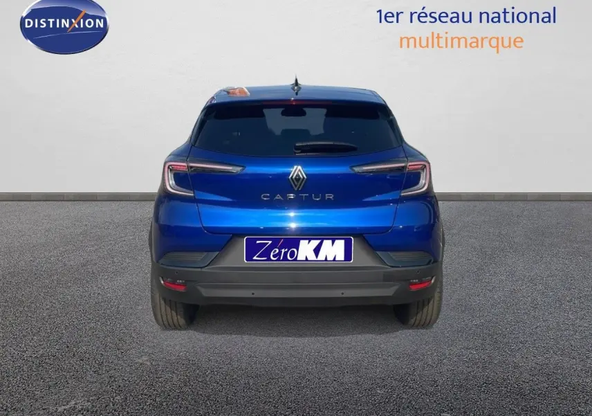 Vue arrière d'un Renault Captur bleu iron metal 2025 avec feux LED et plaque Zéro KM visible.