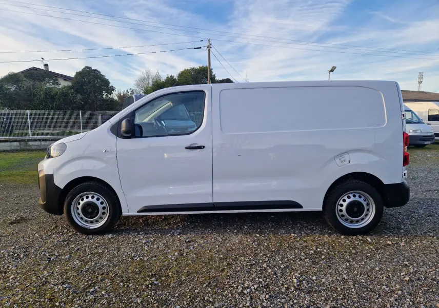 Vue de profil côté gauche d'un FIAT Scudo Fourgon blanc 2024 avec garde au sol rehaussée et plaque de protection tôlée.