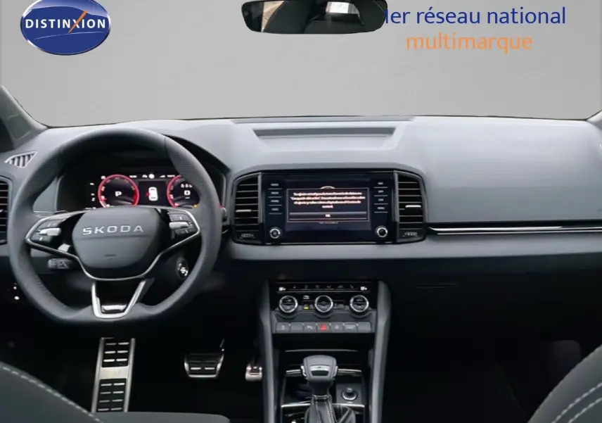 Vue intérieure du tableau de bord et volant SKODA KAROQ 2025, finition Sportline avec écran central et commandes modernes.
