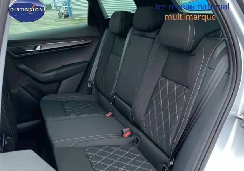 Vue intérieure côté gauche des sièges arrière en tissu noir avec surpiqûres contrastées du Skoda Karoq gris argent 2025.