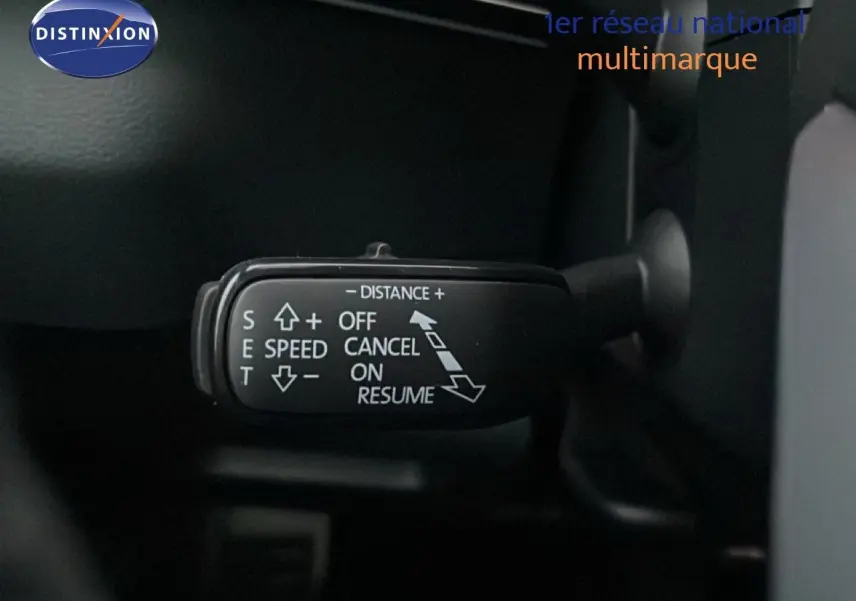 Gros plan sur la commande de régulateur de vitesse dans l’habitacle du Skoda Karoq gris argent 2025.