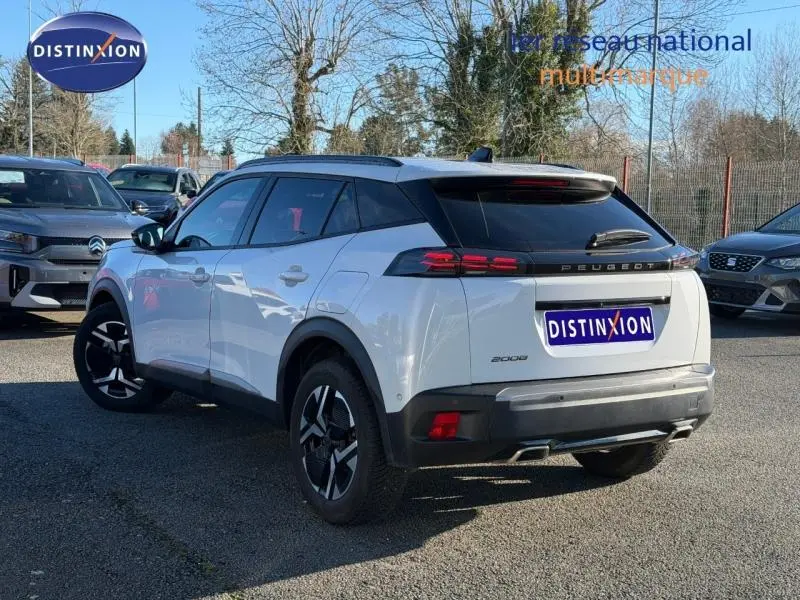 Peugeot 2008 gris Selenium vue 3/4 arrière droit, avec jantes alu et feux arrière LED distinctifs.