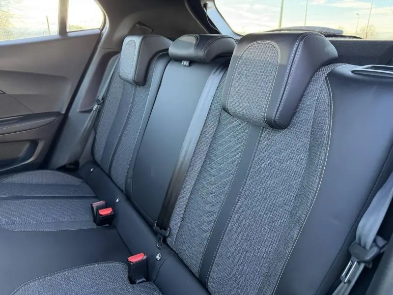 Vue intérieure du siège arrière droit de la Peugeot 2008 2024, tissu gris Casual Lomsa avec appuie-têtes ajustables.