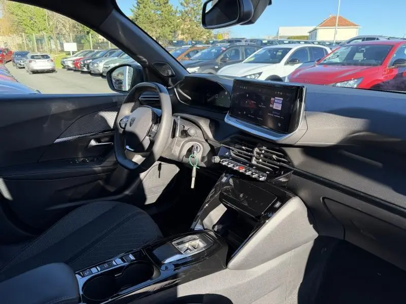 Vue intérieure côté conducteur du Peugeot 2008 2024 avec tableau de bord moderne et écran tactile central.